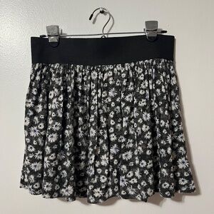American Eagle Black White Swing Skater Y2K Ditzy Floral Pleated Mini Skirt